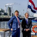 Willem-Alexander en Allard Castelein aan boord van de Z8. (Foto ANP)
