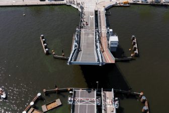 Droneview van de tijdelijke brug (bron: Janson Bridging)