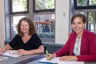 Carolien Schippers - directeur Grond & Ontwikkeling Amsterdam - en Manja Thiry - directeur Warmte Eneco (bron: gemeente Amsterdam)