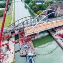 Onder grote publieke belangstelling schuift de nieuwe brug over het Dortmund-Emms kanaal.