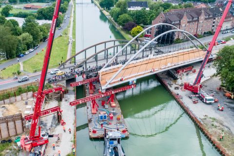 Onder grote publieke belangstelling schuift de nieuwe brug over het Dortmund-Emms kanaal.